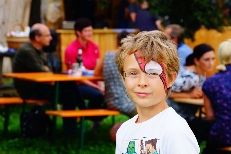 Sommerfest bei SYS TEC electronic, Junge mit geschminkten Gesicht